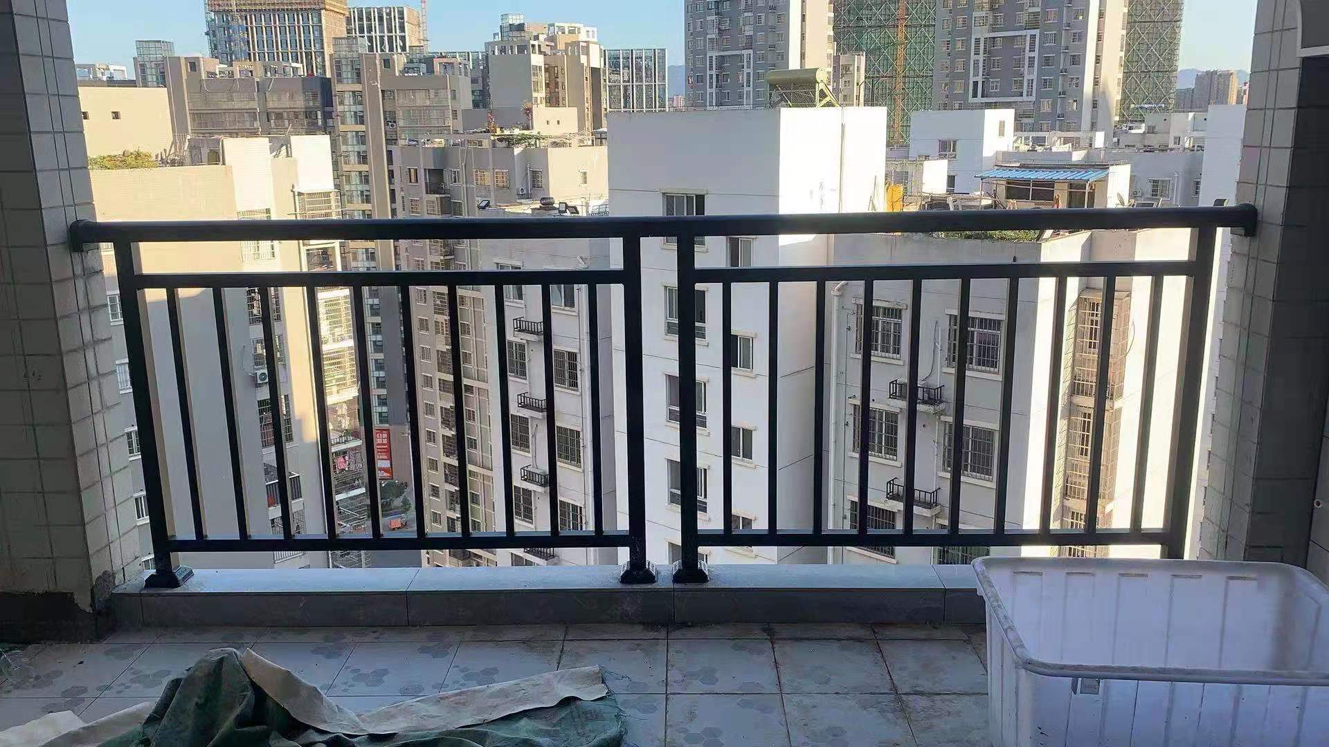 贛州泰安家園小區(qū)陽臺護(hù)欄安裝實拍(圖1)