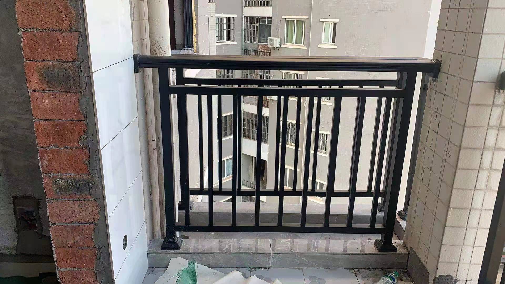 贛州泰安家園小區(qū)陽臺護(hù)欄安裝實拍(圖2)